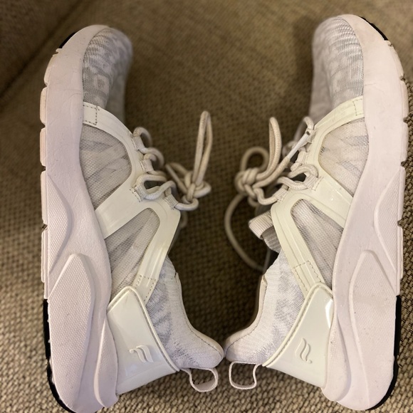 Like new Fabletics Caheunga Performance Sneaker - Picture 3 of 7